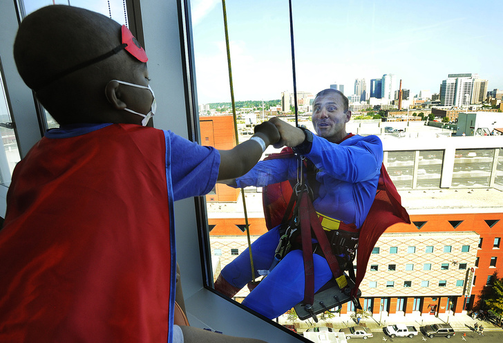 Illustration de l'article : 20 selfless acts by people who make the world a better place