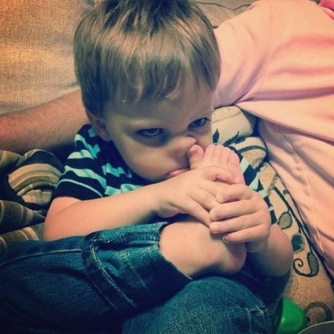 Illustration de l'article : 28 photos that show the trials and tribulations of being a parent