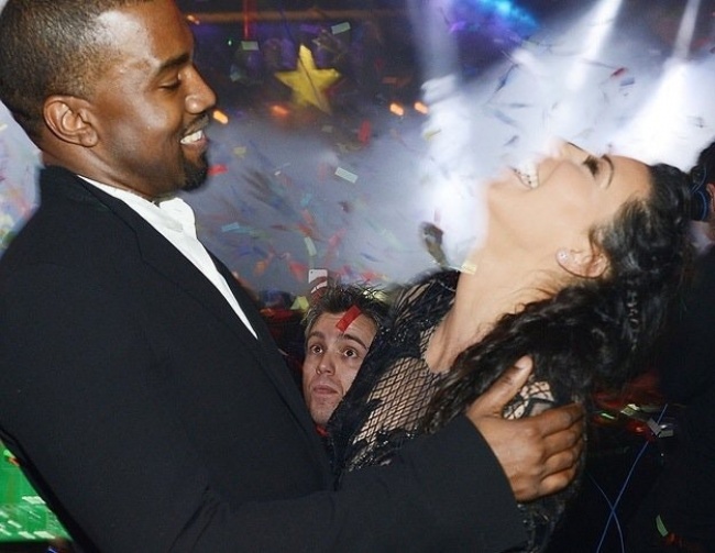 Illustration de l'article : 25 hilarious photos where the real action's going on the background!