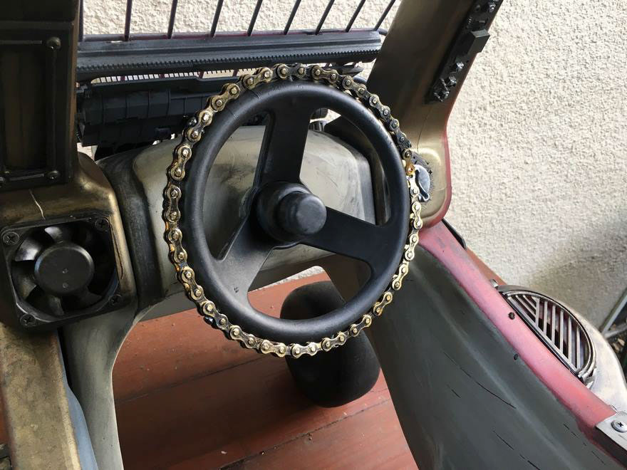 Illustration de l'article : A father turns his children's car toys into badass Mad Max vehicles