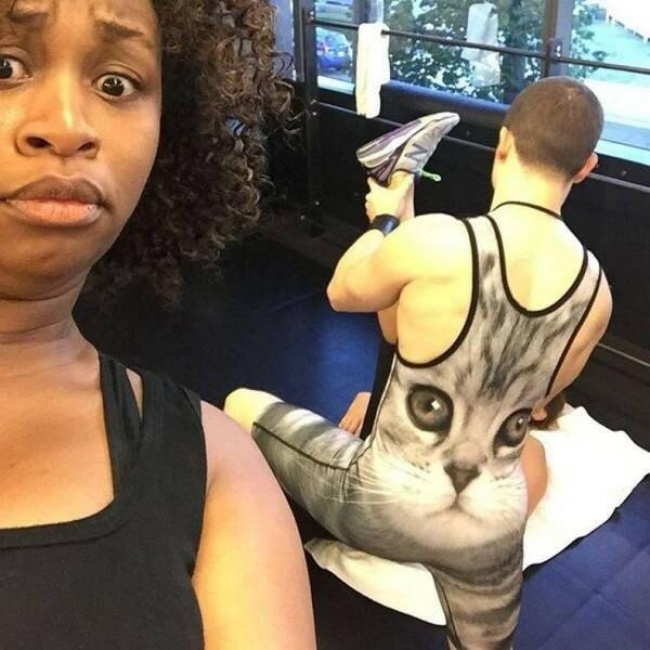Illustration de l'article : 25 hilarious photos where the real action's going on the background!