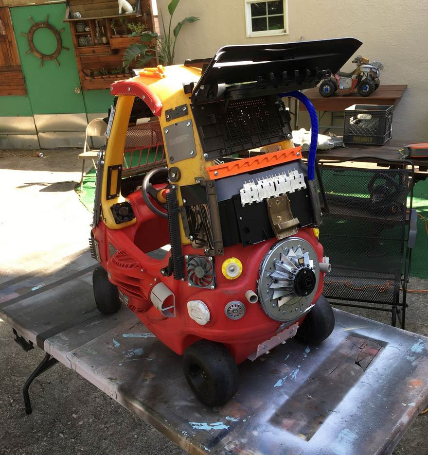 Illustration de l'article : A father turns his children's car toys into badass Mad Max vehicles