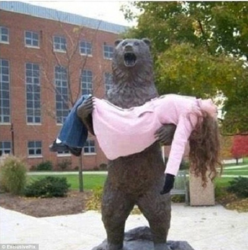 Illustration de l'article : 18 ways to have lots of fun with serious statues (and a building!)