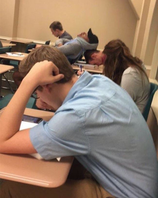 Illustration de l'article : 25 hilarious photos where the real action's going on the background!
