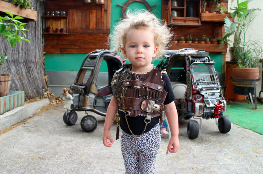 Illustration de l'article : A father turns his children's car toys into badass Mad Max vehicles