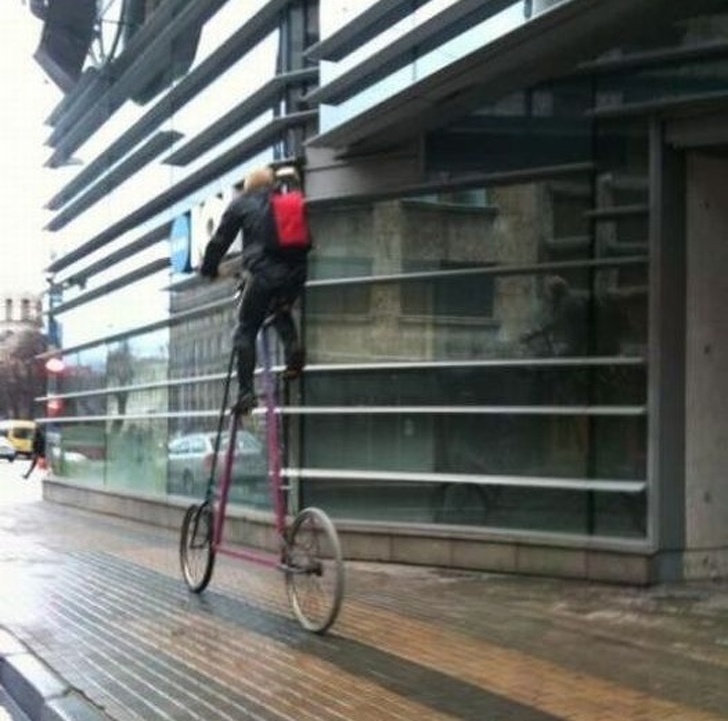 Illustration de l'article : 21 people who were snapped doing some pretty crazy stuff!