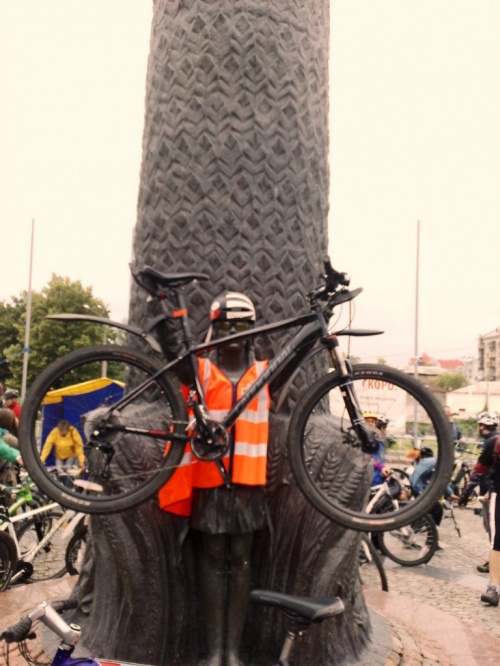 Illustration de l'article : 18 ways to have lots of fun with serious statues (and a building!)