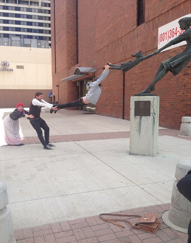 Illustration de l'article : 18 ways to have lots of fun with serious statues (and a building!)