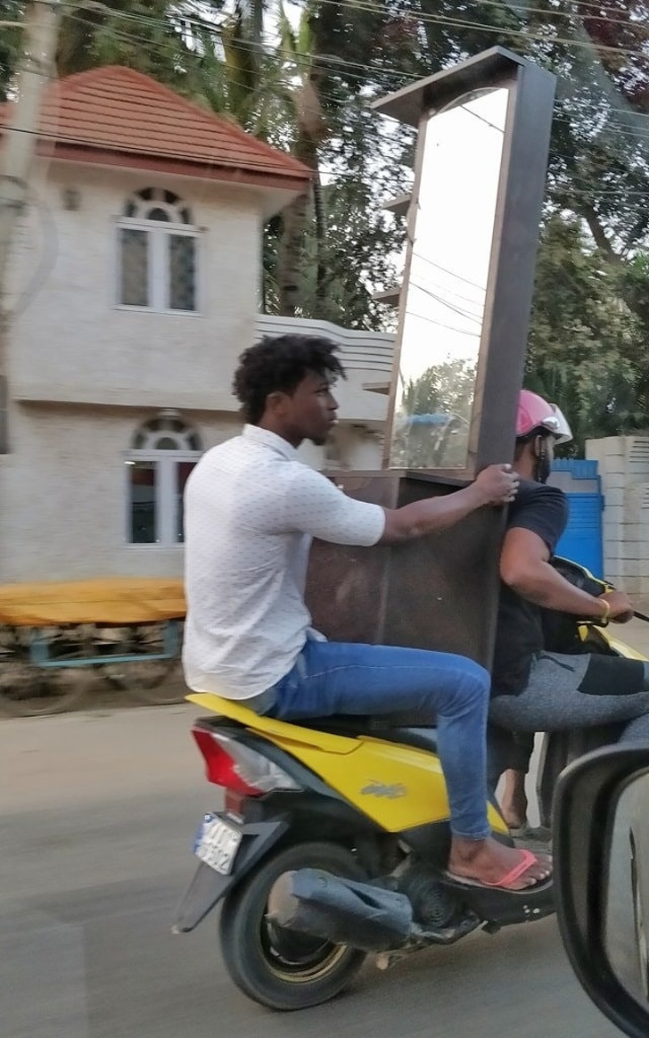 Illustration de l'article : 30 people snapped doing something completely out of the ordinary