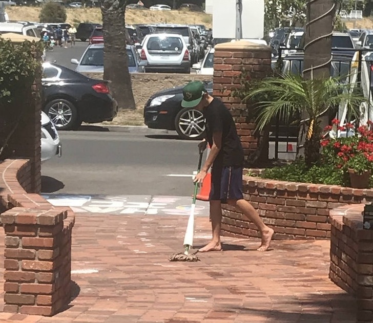 Illustration de l'article : 30 people snapped doing something completely out of the ordinary