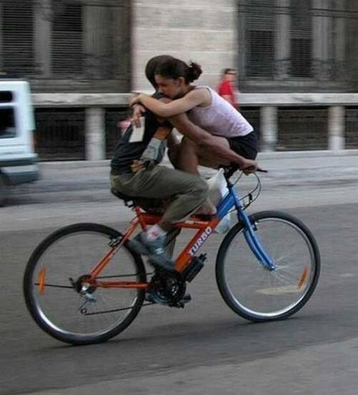 Illustration de l'article : 21 people who were snapped doing some pretty crazy stuff!