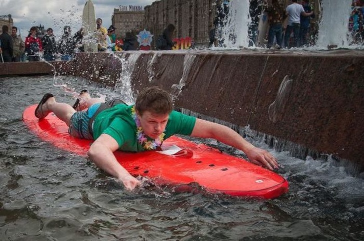 Illustration de l'article : 21 people who were snapped doing some pretty crazy stuff!